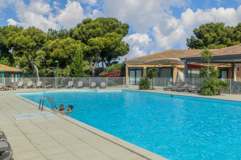 Piscine Les Chalets de la Mer CTonCamping